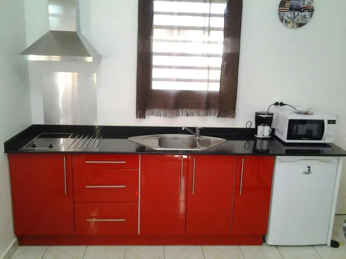 Maison Chaleureuse A Le Moule Avec Piscine Partagee