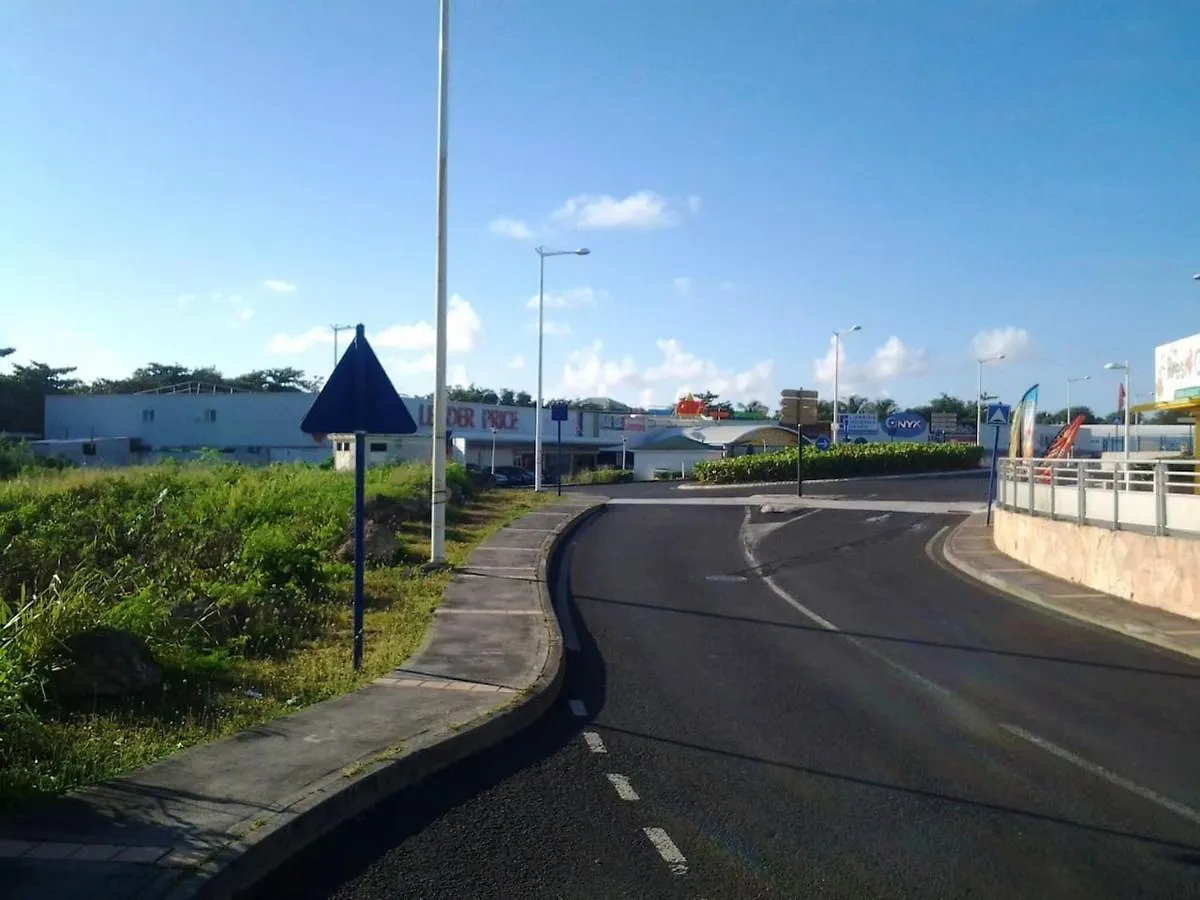 Maison Chaleureuse A Le Moule Avec Piscine Partagee