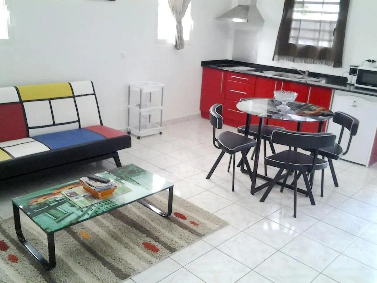 Maison Chaleureuse A Le Moule Avec Piscine Partagee