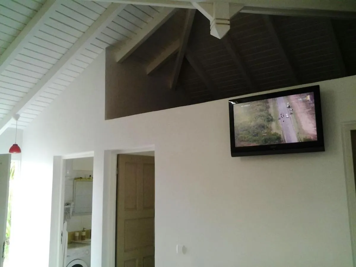 Maison Chaleureuse A Le Moule Avec Piscine Partagee