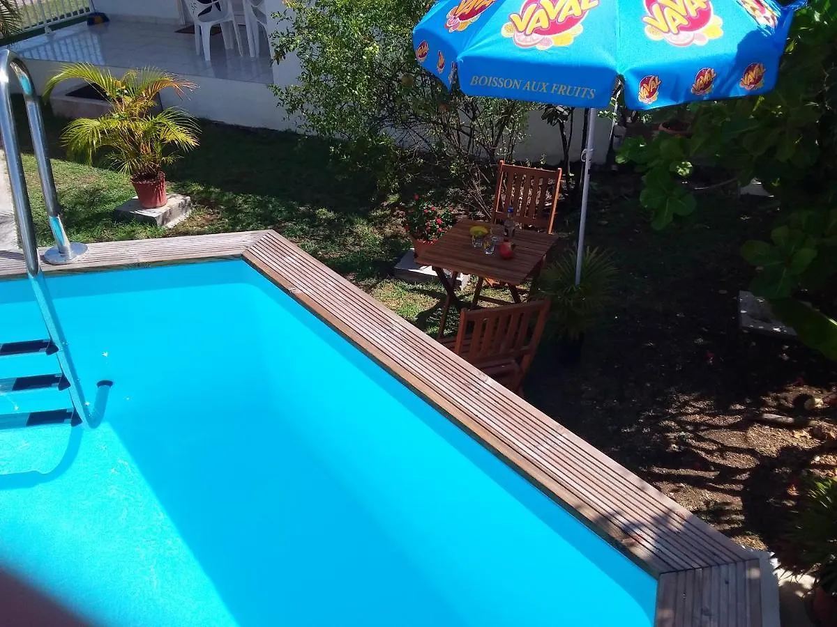 Maison Chaleureuse A Le Moule Avec Piscine Partagee Сasa de vacaciones
