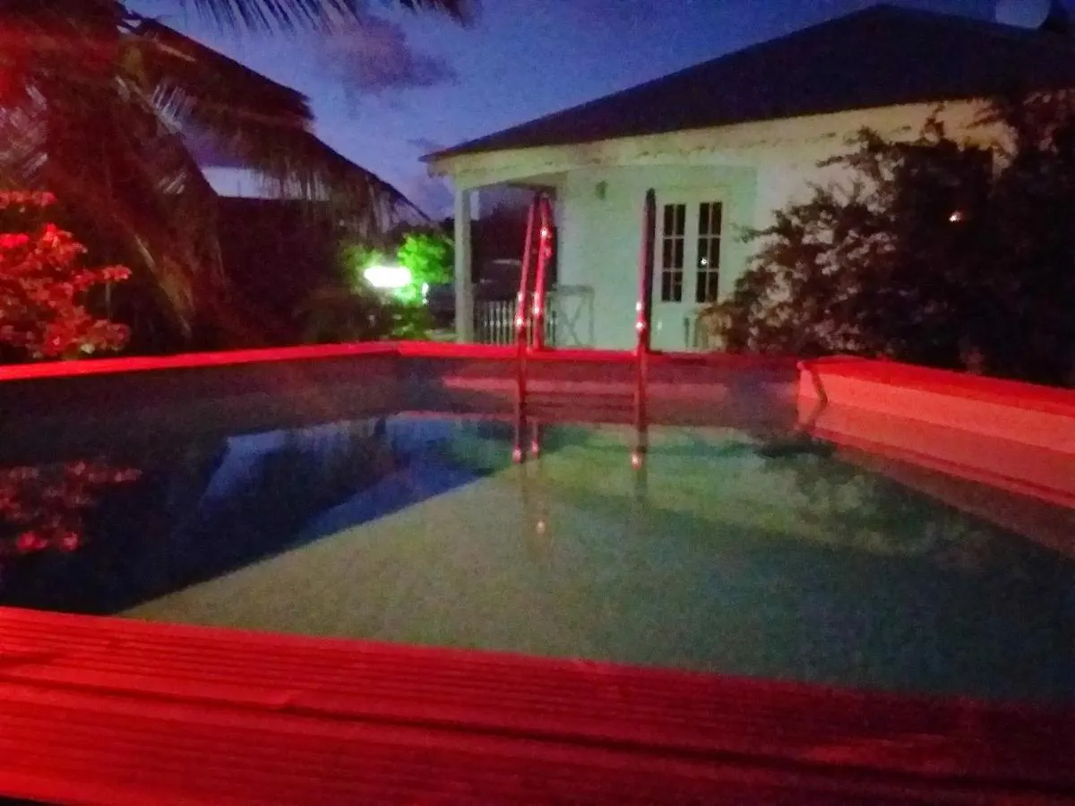 Maison Chaleureuse A Le Moule Avec Piscine Partagee Сasa de vacaciones